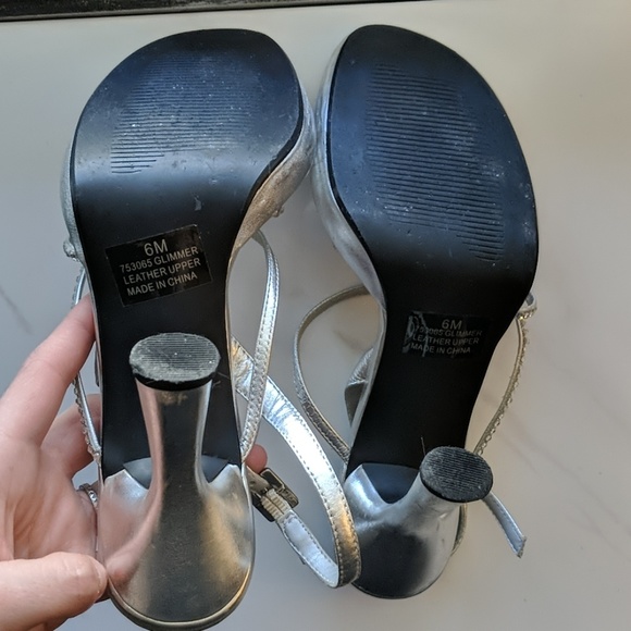 Silver Heels - Picture 3 of 6